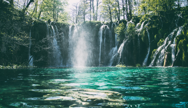 Air terjun di jawa barat. Foto hanya ilustrasi, bukan tempat sebenarnya.Sumber: Unsplash/Jonatan Pie