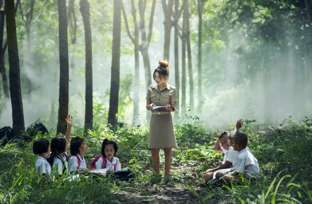 Ilustrasi contoh sikap positif yang sesuai dengan pokok pikiran persatuan dalam lingkungan sekolah adalah. Sumber foto: Pixabay/sasint