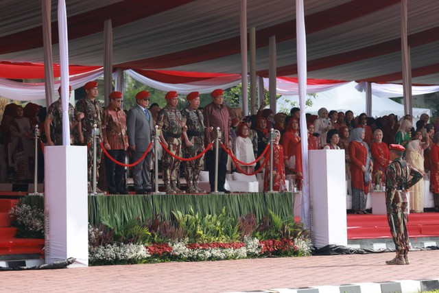 Para prajurit Komando Pasukan Khusus (Kopassus) mempersembahkan lagu Ksatria Kusuma Bangsa untuk Danjen Kopassus ke-15 Prabowo Subianto. Foto: Dok. Tim Prabowo Subianto