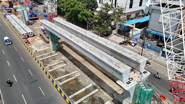 Pengangkatan girder pertama di LRT Jakarta Fase 1B. Foto: Dok. Waskita Karya
