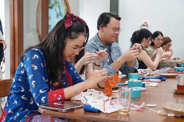 Workshop reparasi baju bersama Sejauh Mata Memandang x Mulih di Dia.Lo.Gue Artspace Kemang, Jakarta Selatan, Sabtu (20/4/2024).  Foto: Dok. Sejauh Mata Memandang