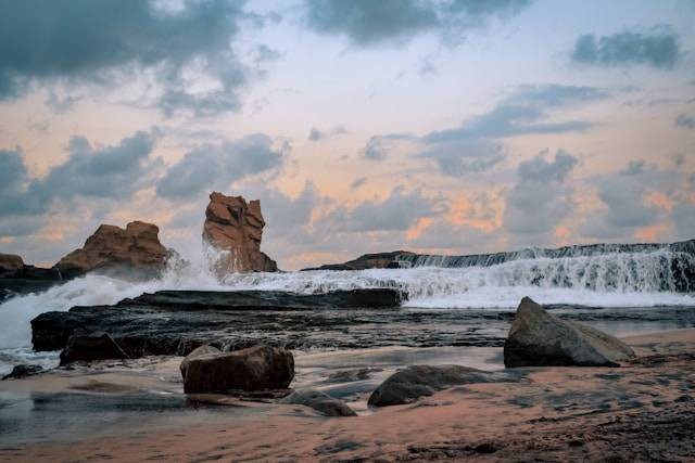 Pantai Klayar. Foto hanya ilustrasi bukan tempat sebenarnya. Sumber foto: Unsplash.com/Irham Setyaki