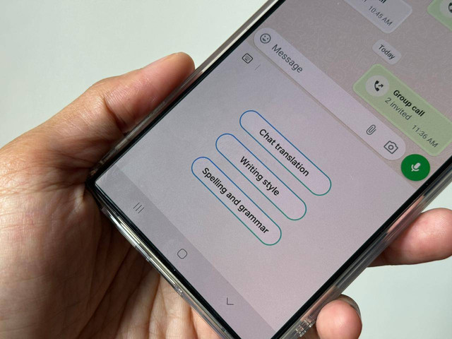 Fitur Chat Assist di Galaxy AI dapat menerjemahkan teks dalam percakapan WhatsApp. Foto: Aditya Panji/kumparan