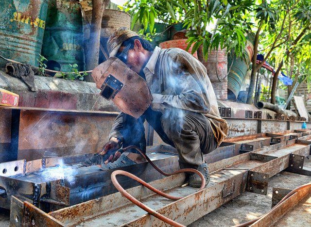 Ilustrasi Ucapan Hari Buruh. Foto: Unsplash/frank mckenna