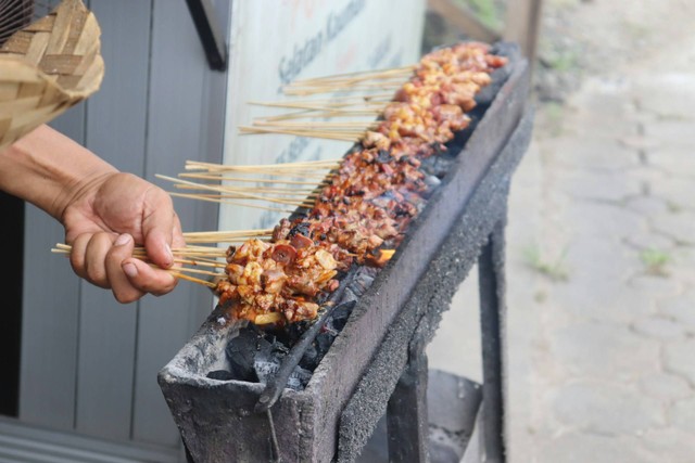 Kuliner sekitar Gedung Sate. Foto hanya ilustrasi, bukan tempat sebenarnya. Sumber: Unsplash/Mufid Majnun