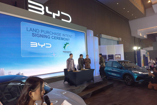 PT BYD Motor Indonesia (BYD) menandatangani kesepakatan kerja sama dengan PT SuryaciptaSwadaya terkait pembangunan pabrik mobil listrik.  Foto: Dok. Suryacipta Swadaya