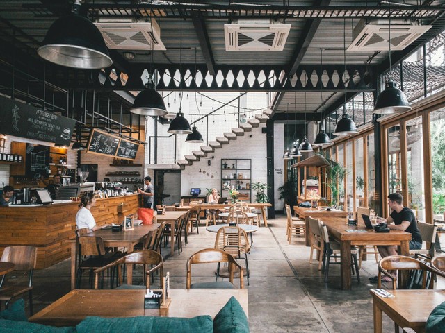 Restoran di Pusat Kota Bandung. Foto hanya ilustrasi, bukan tempat sebenarnya. Sumber: Unsplash/Shawnanggg