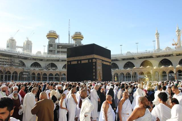 Jelaskan Pengertian Melaksanakan Ibadah Haji! Foto Hanya Ilustrasi. Sumber Foto: Unsplash.com/ibrahim uz