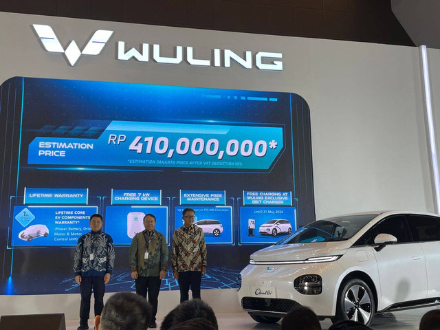 PT Wuling Motors Indonesia umumkan estimasi harga mobil listrik Wuling CloudEV di PEVS 2024, Kemayoran, Jakarta, Selasa (30/4). Foto: Sena Pratama/kumparan