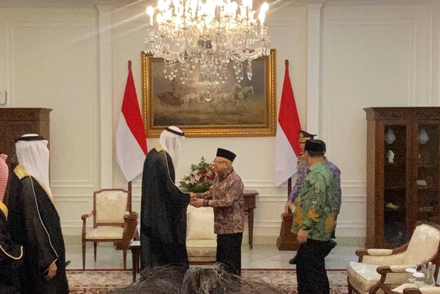 Wakil Presiden RI, K.H. Ma'ruf Amin bertemu dengan Menteri Haji dan Umrah Arab Saudi, Tawfiq bin Fawzan Al-Rabiah di Istana Wakil Presiden, Jakarta Pusat, Selasa (30/4/2024) Foto: Zamachsyari/kumparan