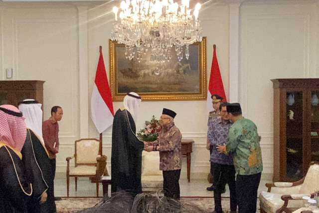 Wakil Presiden RI, K.H. Ma'ruf Amin bertemu dengan Menteri Haji dan Umrah Arab Saudi, Tawfiq bin Fawzan Al-Rabiah di Istana Wakil Presiden, Jakarta Pusat, Selasa (30/4/2024) Foto: Zamachsyari/kumparan