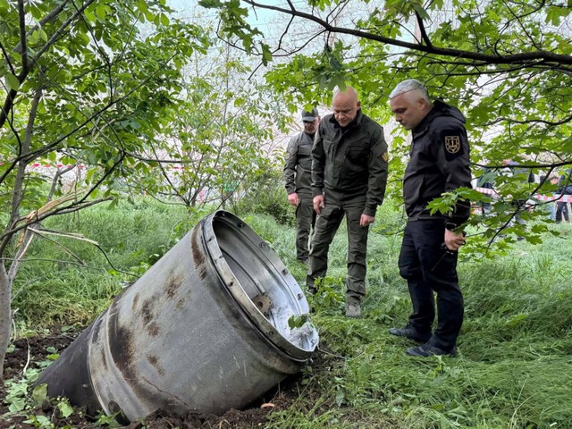 Gubernur Administrasi Sipil Militer Daerah Odesa Oleh Kiper melihat bagian dari rudal Rusia yang ditembak jatuh oleh Pasukan Pertahanan Udara Ukraina, di tengah serangan Rusia ke Ukraina, di Odesa, Ukraina (29/4/2024) Foto: Reuters