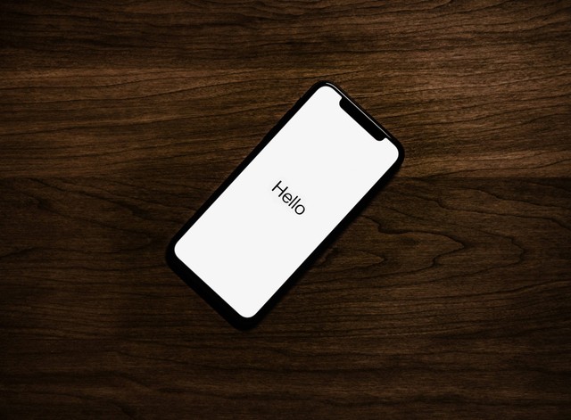 Ilustrasi cara setting iPhone baru. Foto: Unsplash 