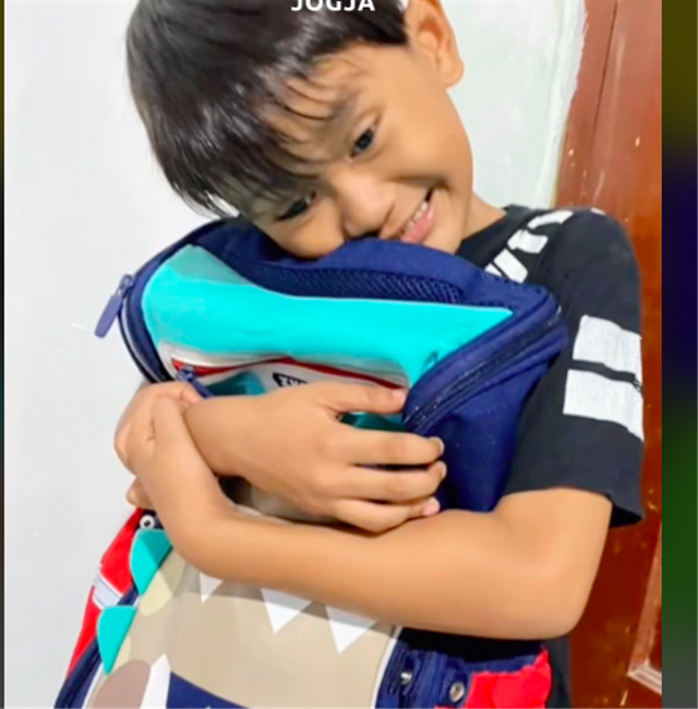 Tangkapan layar video @ojol.diary saat anaknya mendapat tas baru. Foto: Istimewa