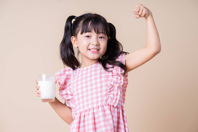 Ilustrasi anak minum susu.  Foto: Shutterstock
