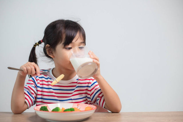 Studi: Minum Susu saat Sarapan Bantu Penuhi Kebutuhan Kalsium dan Vitamin D. Foto: Shutterstock