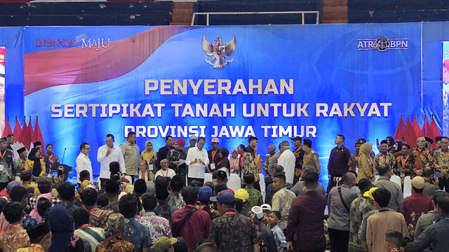 Presiden Joko Widodo di acara penyerahan sertipikat tanah di Banyuwangi, Jawa Timur, Selasa (30/4/2024). Foto: Nadia Riso/kumparan