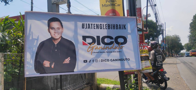Baliho menampilkan foto Bupati Kendal Dico Ganinduto di Kota Semarang. Foto: Dok. Istimewa