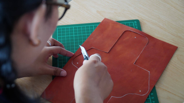 Proses memotong leather sesuai pola yang sudah digambar. Foto: Humas PCU