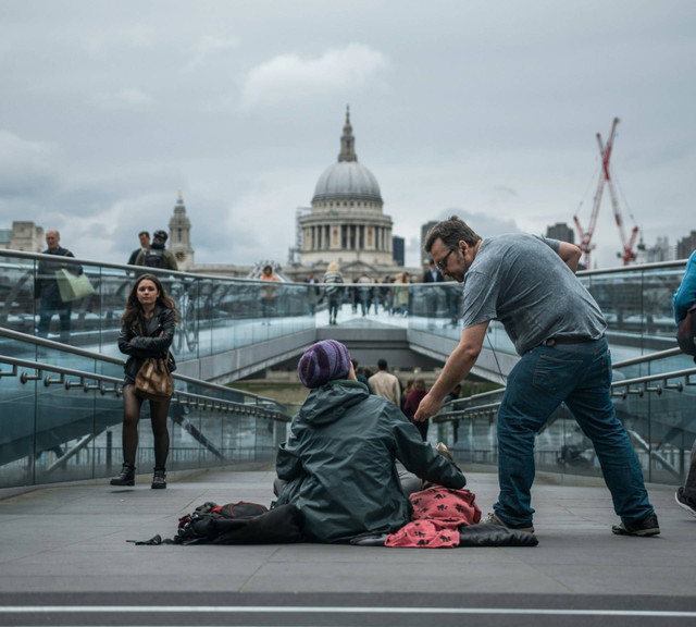 Ilustrasi Perbuatan Apakah yang Tidak Diperbolehkan bagi Orang yang Bersedekah, Sumber Unsplash Tom Parsons