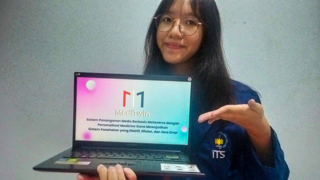 Salah satu anggota tim, Isabelle Jessica Tjitalaksana, memperkenalkan gagasan timnya berupa sistem penanganan medis berbasis metaverse bernama MediTwin. Foto: Humas ITS