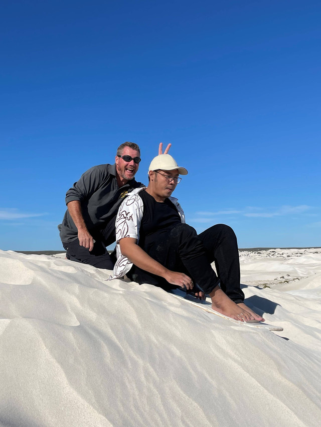 Wisatawan yang sedang berselancar di Lancelin Sand Dunes. Foto: Gitario Vista Inasis/kumparan