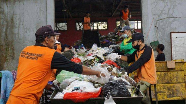 Petugas sedang melakukan pemilahan sampah di TPS 3R Nitikan, salah satu fasilitas pengolahan sampah di Kota Yogyakarta. Foto: Pemkot Yogya