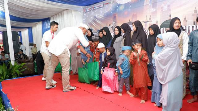 Penyerahan santunan dari Alfamidi Cabang Manado untuk anak-anak panti asuhan pada acara Halal Bihalal Alfamidi.