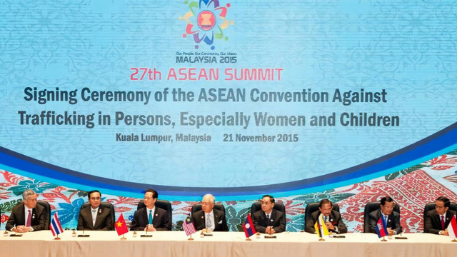 Upacara penandatanganan ASEAN Convention Against Trafficking in Persons, Especially Women and Children (ACTIP) pada KTT-ASEAN ke-27 di Kuala Lumpur, Malaysia tahun 2015. (Foto: asean.org)