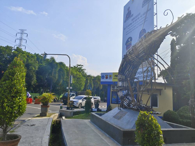 Monumen udang yang terbuat dari knalpot brong hasil razia Polisi dipasang di lampu merah perempatan Sumber menuju kawasan perkantoran Pemkab Cirebon. Foto: Tarjoni/Ciremaitoday