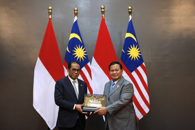 Menteri Pertahanan Prabowo Subianto menerima kunjungan kehormatan Menteri Pertahanan Malaysia Yang Mulia Dato' Seri Mohamed Khaled Nordin di Kemenhan, Jakarta, Selasa (30/4/2024). Foto: Kemhan RI