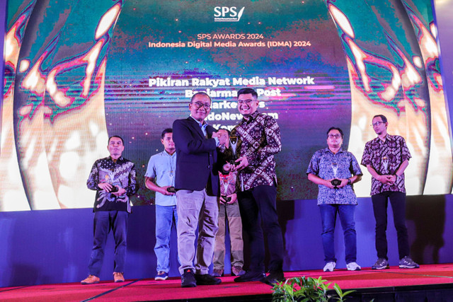 VP of Content Strategy & Innovation kumparan Ikhwanul Khabibi (kanan) menerima penghargaan Indonesia Digital Media Awards (IDMA) di Serikat Perusahaan Pers (SPS) Awards 2024 predikat Silver Winner untuk kategori Media Sosial Nasional, Selasa (30/4). Foto: Jamal Ramadhan/kumparan