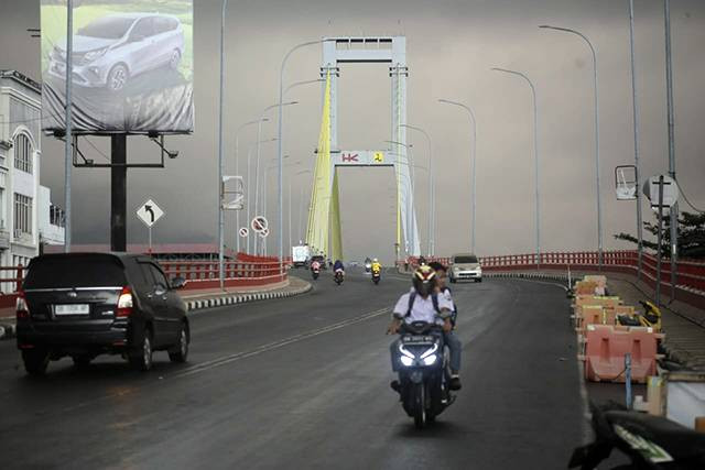 Langit gelap akibat paparan abu vulkanik erups Gunung Ruang, terjadi seharian di Kota Manado, Sulawesi Utara, Selasa 30 April 2024. (foto: febry kodongan/manadobacirita)