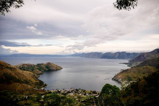 Ilustrasi cerita asal usul Danau Toba. Sumber: Marcel Ardivan/unsplash.com