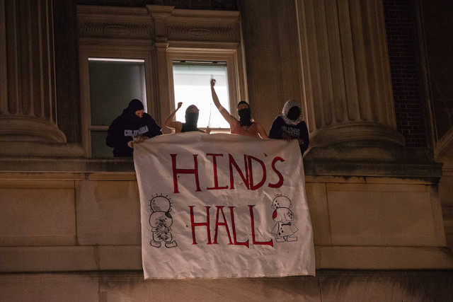 Mahasiswa Perkemahan Solidaritas Gaza mengambil alih Hamilton Hall di Universitas Columbia yang diberi nama Hind's Hall di New York, Selasa (30/4/2024) Foto: Scott G Winterton/The Deseret News via AP