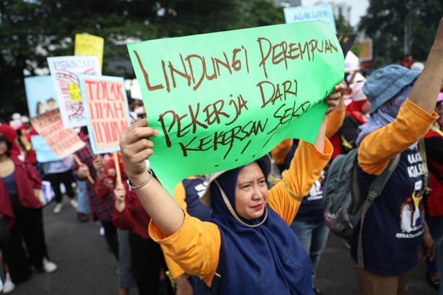 Sejumlah massa pekerja perempuan berbaris dalam aksi unjuk rasa pada Hari Buruh 'May Day' di Jakarta, Rabu (1/5/2024). Foto: Iqbal Firdaus/kumparan