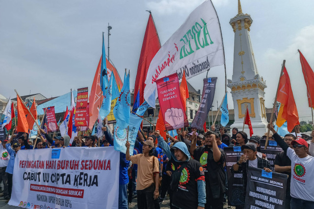 Sejumlah buruh menggelar aksi di Tugu Yogyakarta dalam peringatan hari buruh, Rabu (1/5/2024). Foto: Arfiansyah Panji Purnandaru/kumparan