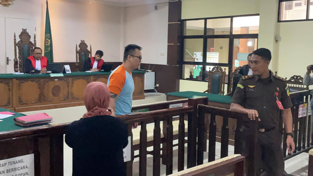 Terdakwa Tommy Chen usai menjalani sidang vonis di Pengadilan Negeri Sintang. Foto: Yusrizal/Hi!Pontianak