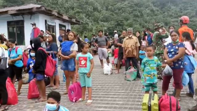 Warga di Pulau Tagulandang menunggu di dermaga kapal untuk menanti giliran dievakuasi usai erupsi Gunung Ruang.