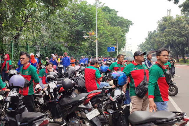 Deretan mobil-motor yang dipakai buruh saat datang ke perayaan May Day di Patung Kuda, Jakarta Pusat, Rabu (1/5/2024) Foto: Rachmadi Rasyad/kumparan