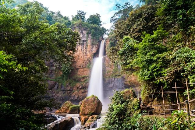 Curug di Sukabumi. Foto hanyalah ilustrasi, bukan tempat sebenarnya. Sumber: unsplash/Fadhel Rabbani