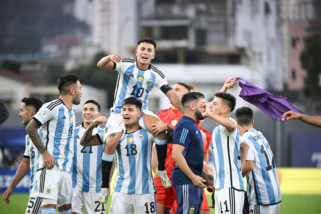 Pemain Argentina merayakan kemenangan setelah mengalahkan Brasil dan lolos ke Olimpiade Paris 2024 pada pertandingan sepak bola Turnamen Pra-Olimpiade CONMEBOL Venezuela 2024 di stadion Brigido Iriarte di Caracas (5/2/2024). Foto: Federico PARRA / AFP