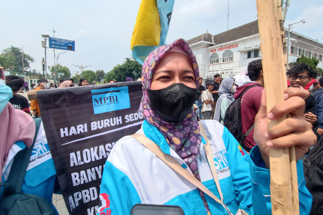 Maesaroh seorang buruh pabrik sarung tangan ikut aksi May Day di Titik Nol Kota Yogyakarta, Rabu (1/5/2024). Foto: Arfiansyah Panji Purnandaru/kumparan