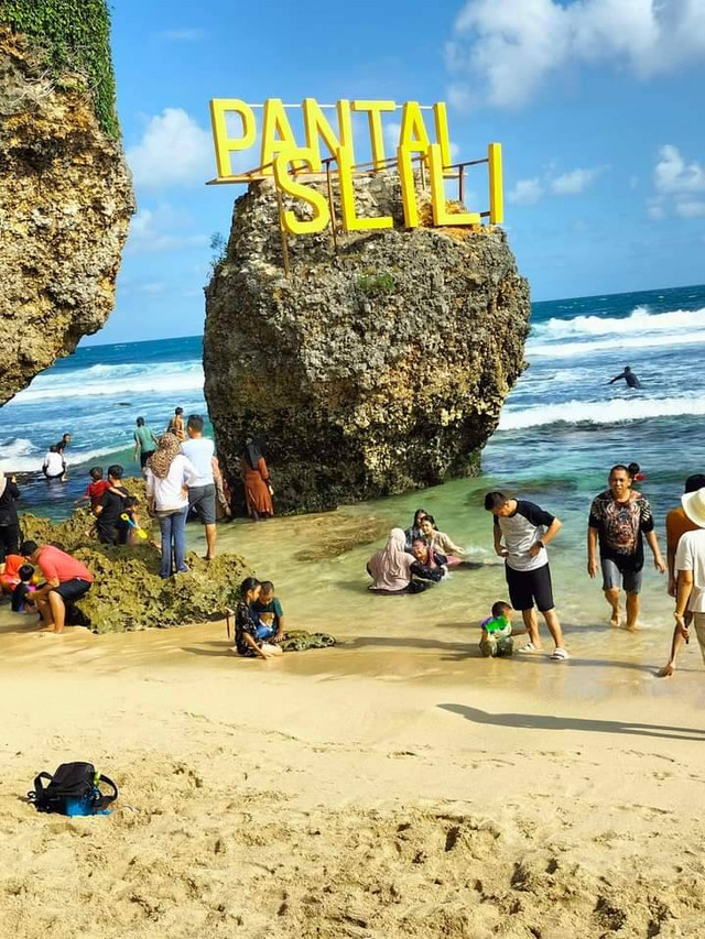 Suasana pantai Slili yang dapat dikunjungi oleh semua kalangan. (Dok.Pribadi)