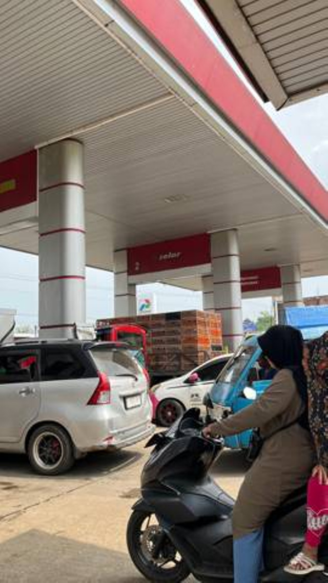 foto probadi sisca amalia dimuat tgl 24 april 2024 - foto menunjukan antrian kendaraan pada pom bensin karena kurangnya petugas spbu karena adanya pengurangan karyawan