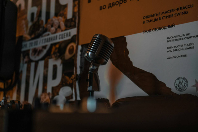 Tempat karaoke Jakarta Utara, foto hanya ilustrasi, bukan tempat sebenarnya: Unsplash/Alexander Grigoryev