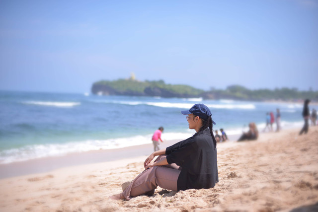 Seorang remaja perempuan yang sedang menikmati keindahan yang diberikan pantai Slili (Dok.Pribadi)