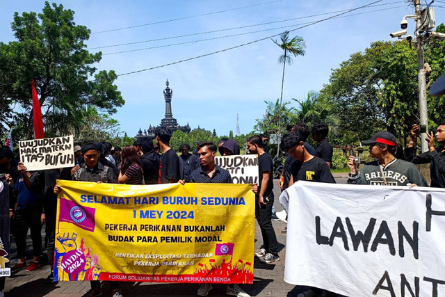 Demo buruh di depan Kantor Gubernur Bali, Rabu (1/5/2024) Foto: Denita BR Matondang/kumparan