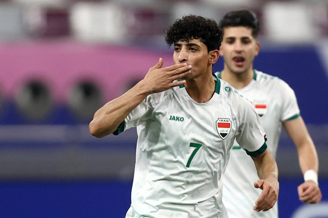 Penyerang Irak Ali Jasim merayakan gol pertama timnya pada pertandingan perempat final Piala Asia U23 AFC Qatar 2024 antara Irak dan Vietnam di Stadion Al-Janoub di Doha (26/4/2024). Foto: Karim Jaafar / AFP