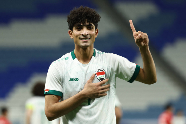 Penyerang Irak Ali Jasim merayakan setelah mencetak gol pertama timnya pada pertandingan Grup C Piala Asia AFC U23 Qatar 2024 antara Arab Saudi Irak di Stadion Internasional Khalifa di Doha (22/4/2024). Foto: Karim Jaafar / AFP